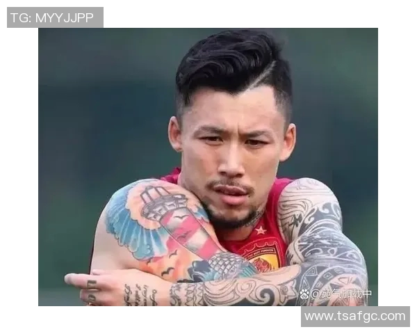 后背纹身老虎的足球明星展现独特个性与激情球场风采